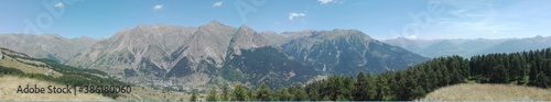 photo de vallée alpine prise en été en format panorama