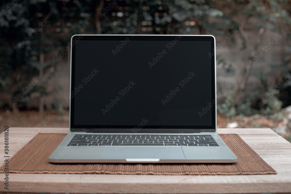 Φωτογραφία Laptop with black screen on wooden table