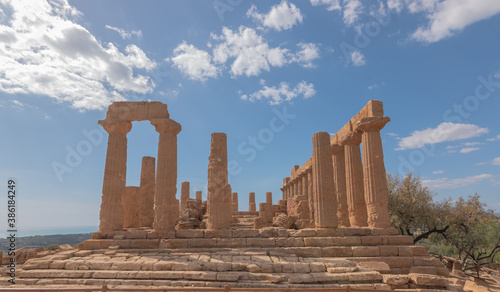 ruins of ancient greek city in agrigento valle dei templi