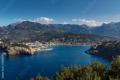 Ausblick auf Ferienort Port de Soller auf Mallorca