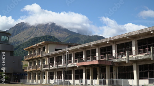 長崎南島原から見る雲仙普賢岳と旧大野木場小学校
