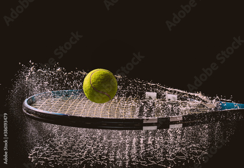 pelota de tenis rebotando en una raqueta y levantando polvo © Paco Perpiñan