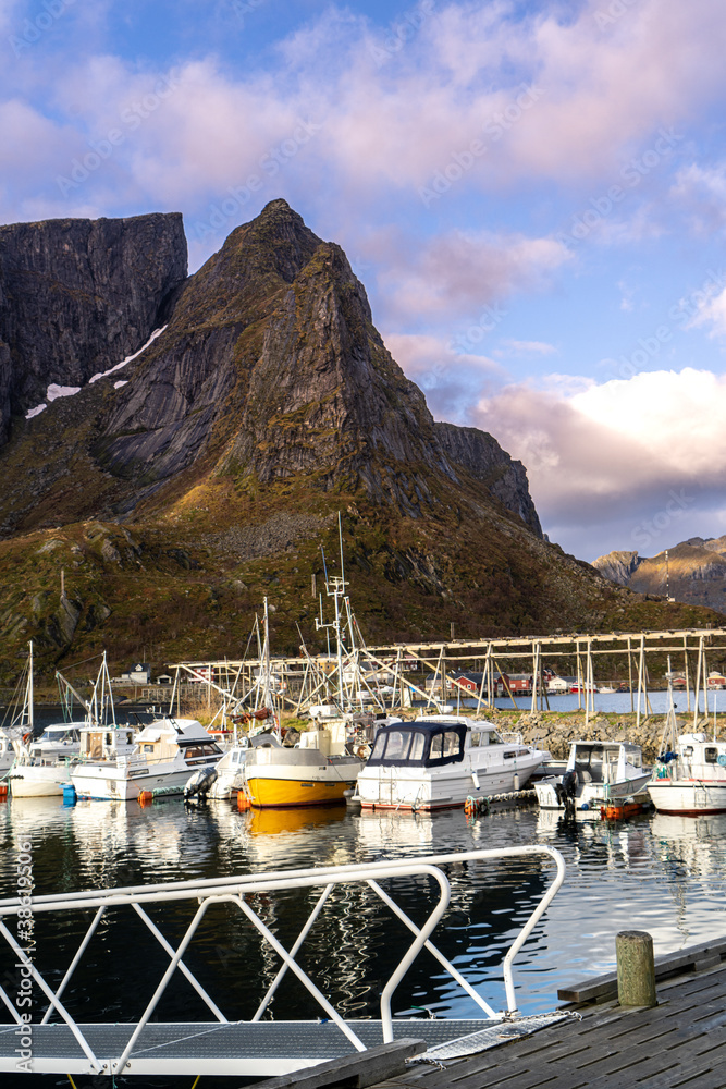 Widok na wyspie Moskenoya, należącej do archipelagu Lofoty w Norwegii - obrazy, fototapety, plakaty 