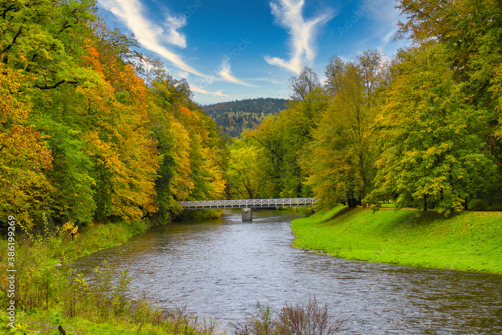 Fototapeta premium Herbstbild mit Flussbrücke