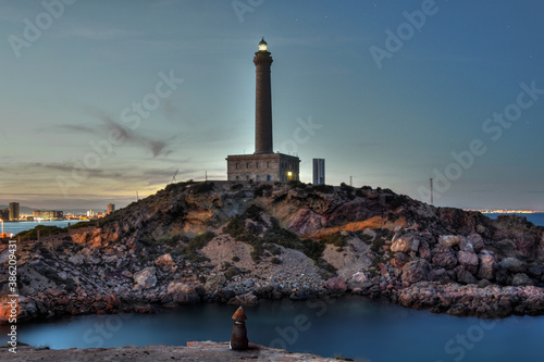 Luz del faro en la noche