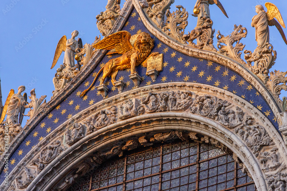 Obraz premium Golden lion on Saint Mark Cathedral. Venice, Italy. San Marco Basilica exterior architecture