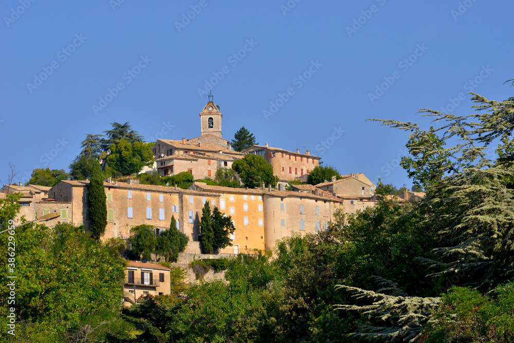 Village de Banon (04150) sur la colline entre les arbres, Alpes-de-Haute-Provence en Provence-Alpes-Côte-d'Azur, France Village de Banon (04150) sur la colline entre les arbres, Alpes-de-Haute-Provence en Provence-Alpes-Côte-d'Azur, France