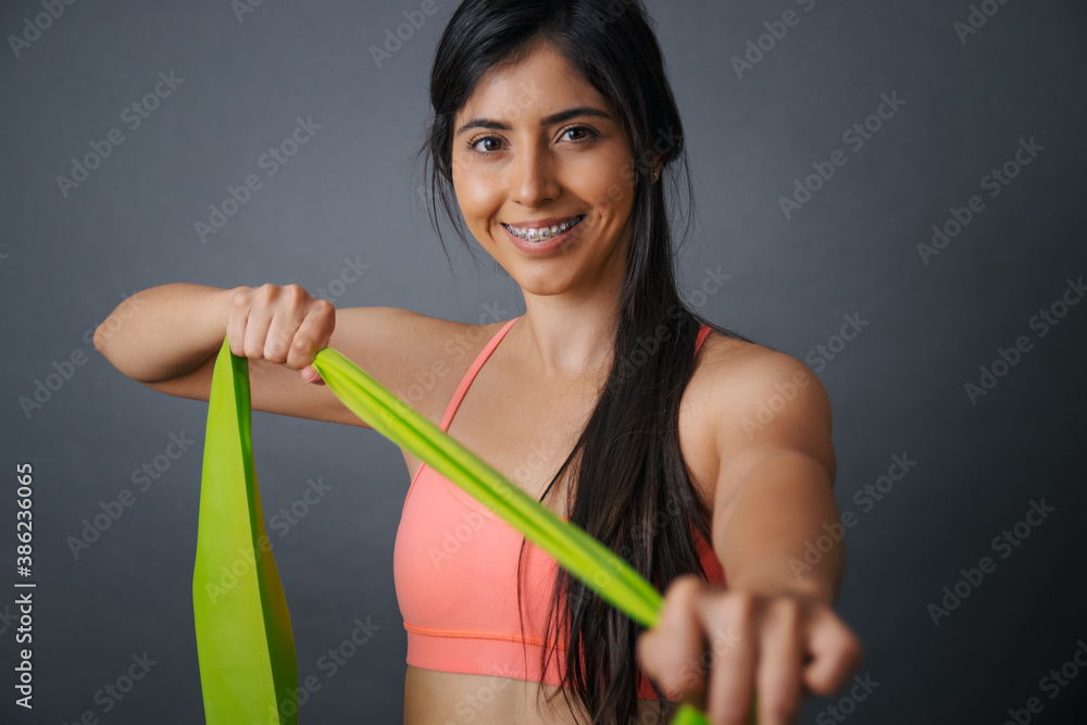 Retrato de joven mujer mexicana haciendo ejercicio con ligas Retrato de joven mujer mexicana haciendo ejercicio con ligas