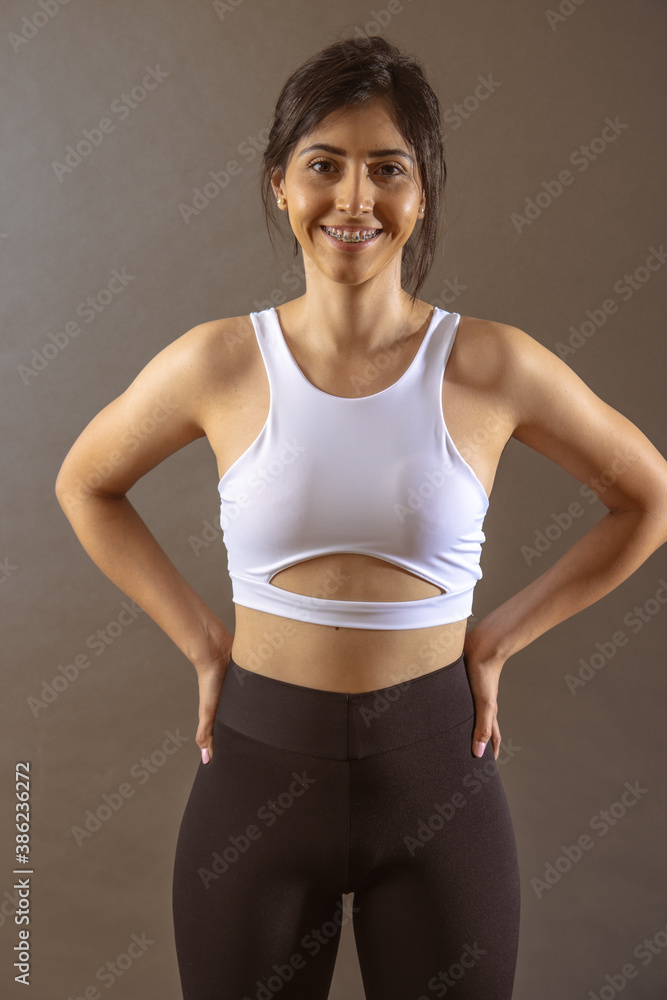 Foto de Retrato de joven mujer mexicana en ropa deportiva haciendo fitness  do Stock