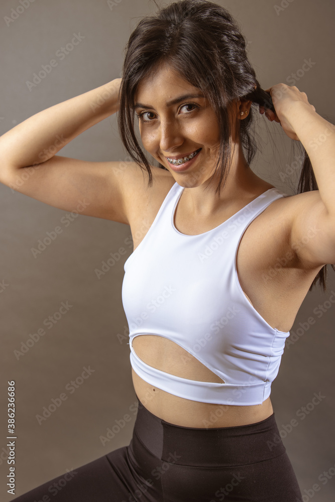 Retrato de joven mujer mexicana haciendo ejercicio 