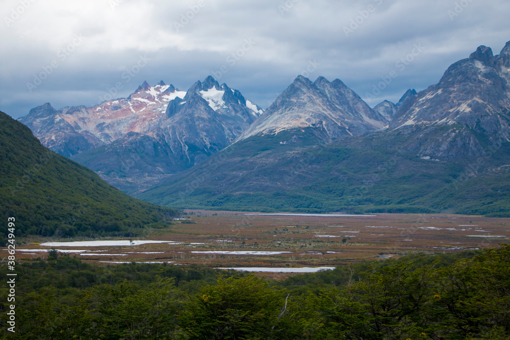 Valle   que separa montañas de Tierra del Fuego.    