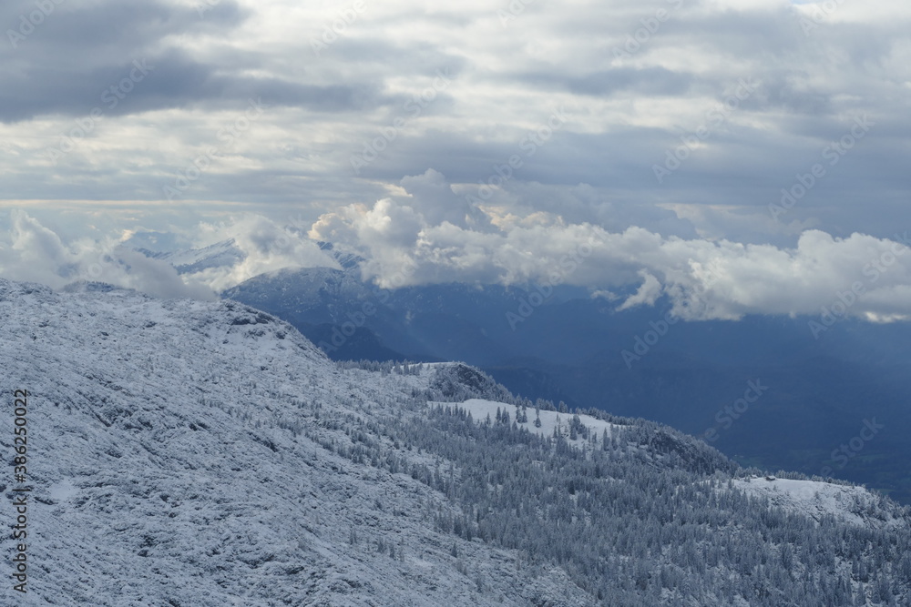 verschneite Berglandschaft