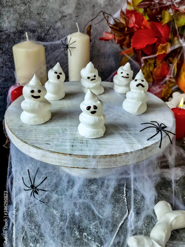 Funny meringue ghosts for Halloween 