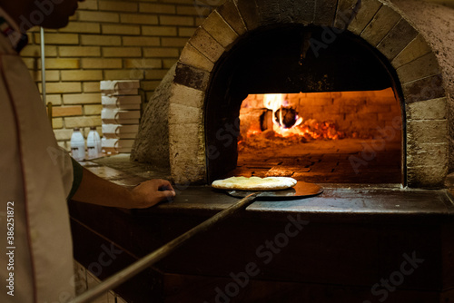 Assando pizza no forno a lenha photo