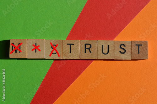 Εκτύπωση καμβά Mistrust, with prefix Mis crossed out, leaving the word with the opposite meanin