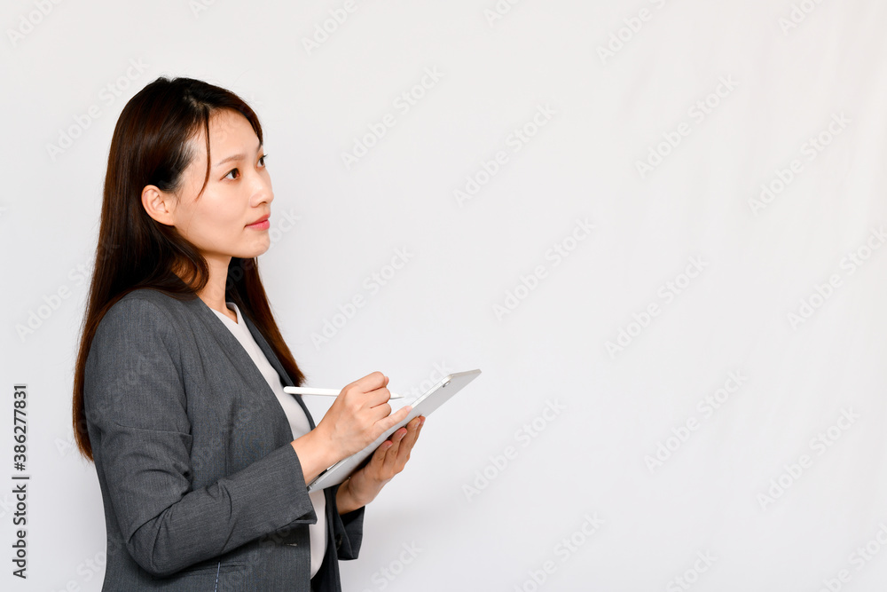 タブレットでメモを取る女性 タブレットでメモを取る女性