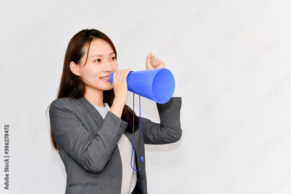 メガホンを使って応援する女性