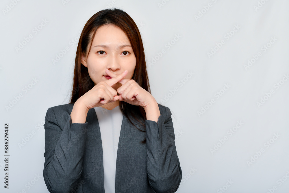 バツのポーズをとる女性 バツのポーズをとる女性