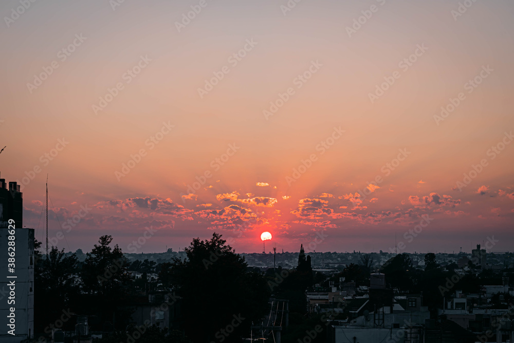 amanecer desde la ventana en departamento en cuarentena cordoba argentina