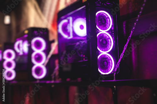 Foto View of Gaming PC with rgb led lights, powerful high end personal computer, asse