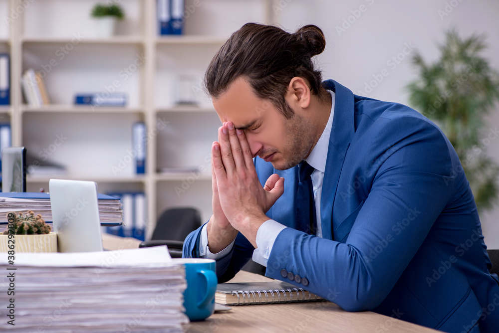 Obraz premium Businessman working in the office