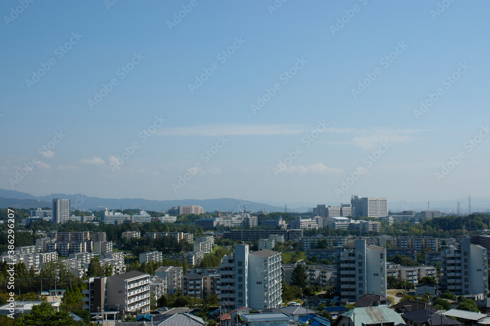 Fototapeta premium 千里中央公園の展望台から千里ニュータウン古江台・藤白台(吹田市)方面を望む