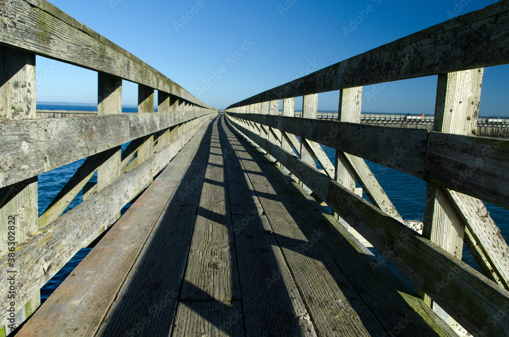 Obraz premium Wooden bridge to wave breaker in Westhaven Cove