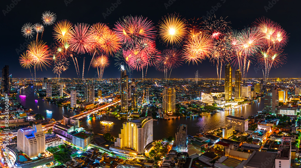 Obraz premium Fireworks celebrating over Chao Phraya river in Bangkok city at night, Thailand