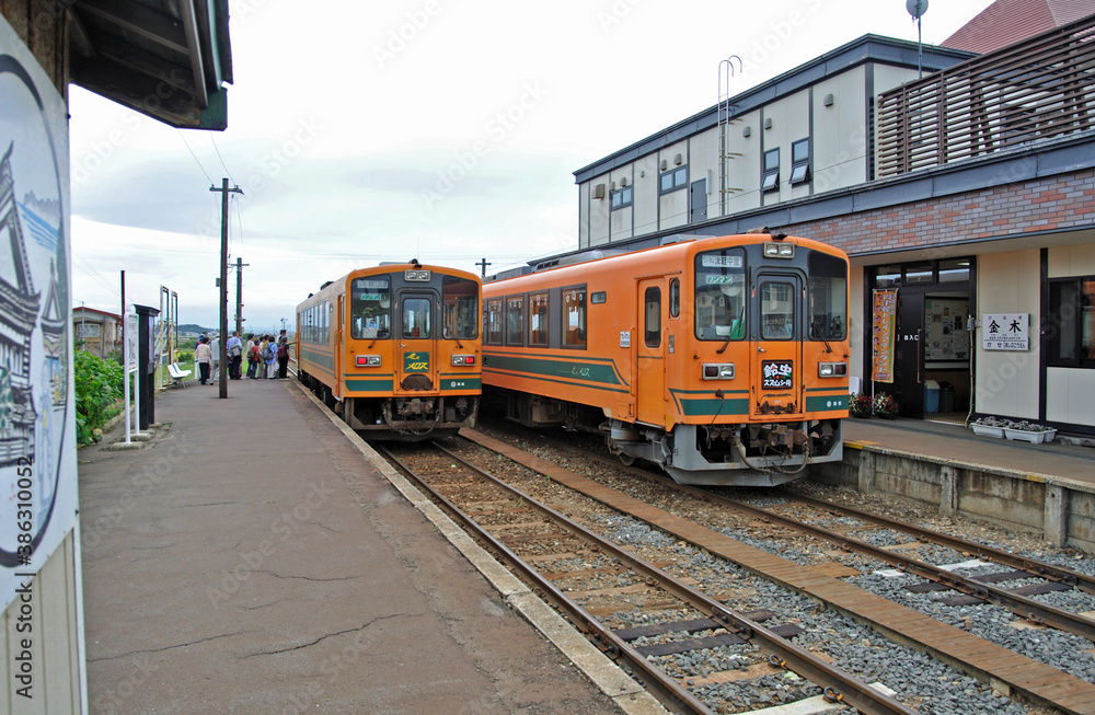 Obraz premium 鉄道 津軽鉄道・金木駅列車交換