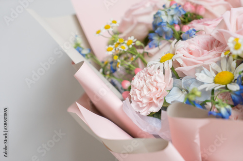 Fototapeta Naklejka Na Ścianę i Meble -  colorful pink roses bouquet top view, soft and airy natural background