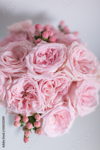 Fototapeta Naklejka Na Ścianę i Meble -  colorful pink roses bouquet top view, soft and airy natural background