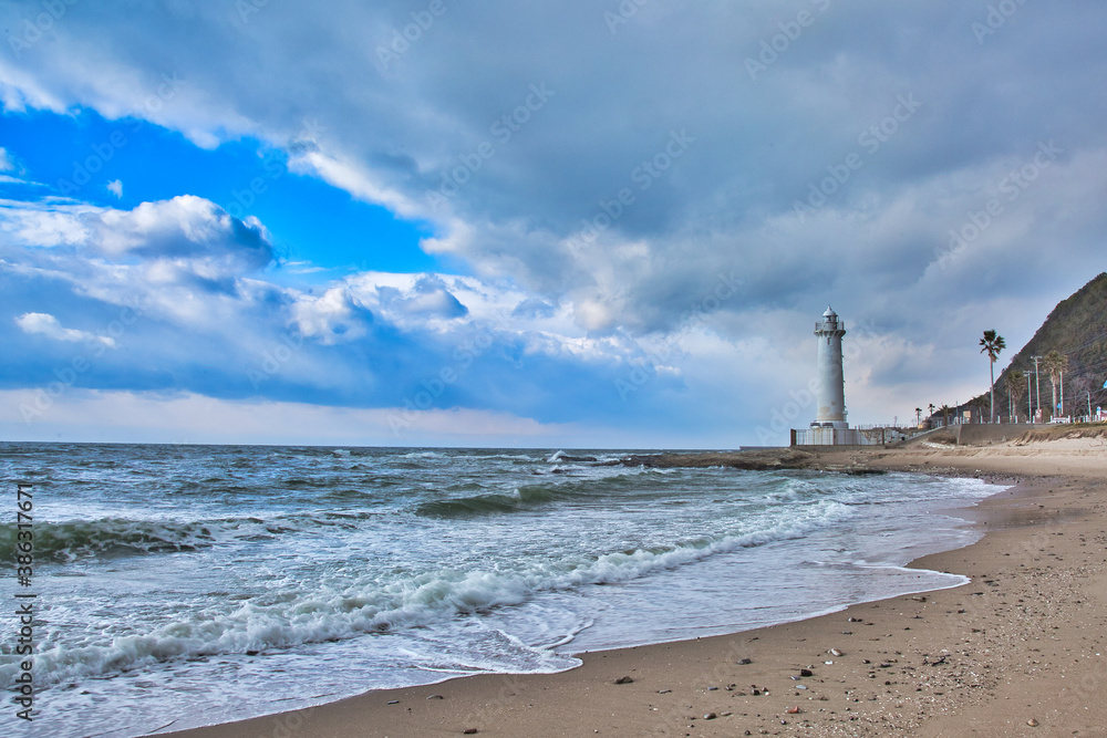Fototapeta premium 灯台と海の風景写真