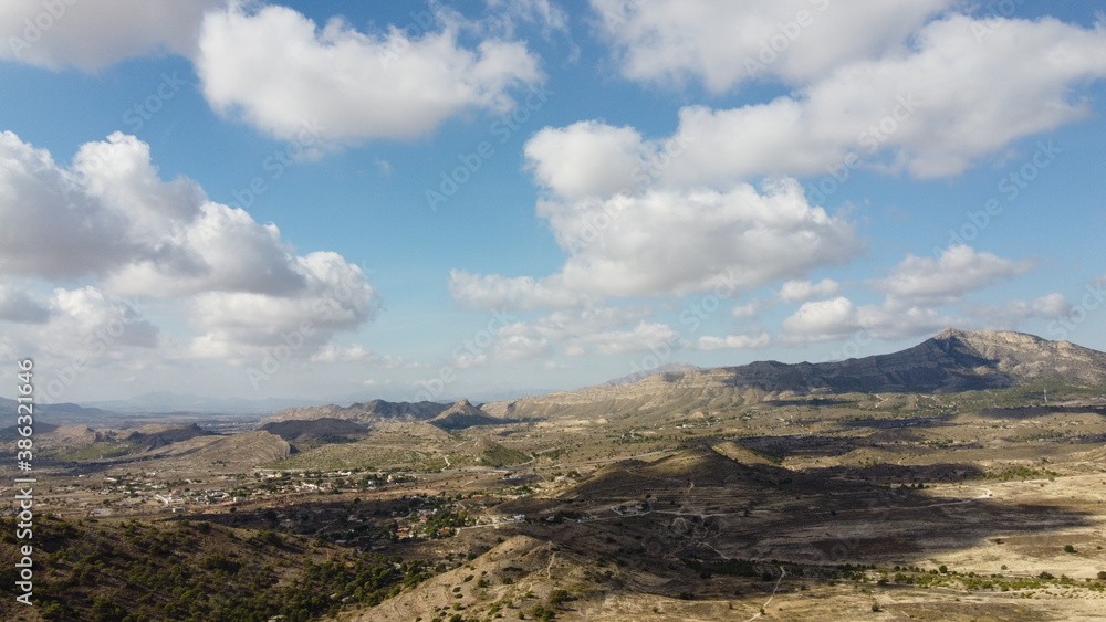 Cielo Con Nubes sobre amplio Valle con sol radiante