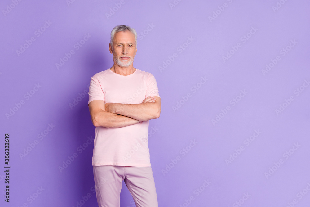 Photo of self-assured old man calm face folded hands wear pink pants t-shirt isolated purple color background Photo of self-assured old man calm face folded hands wear pink pants t-shirt isolated purple color background