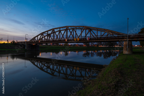 Západ slunce nad řekou