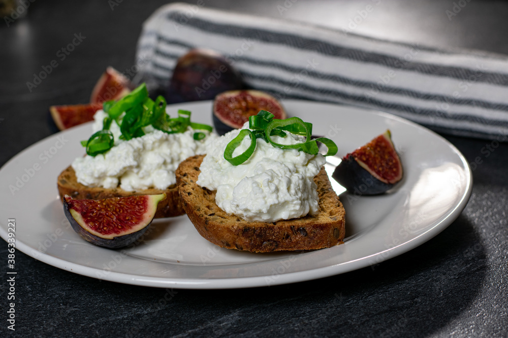 toasted Bread with cottage cheese and figs