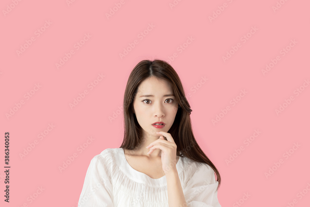 考える女性 考える女性