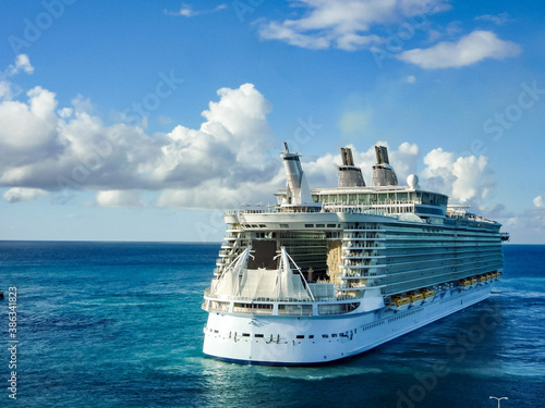 Grösstes Kreuzfahrtschiff der Welt / Largest biggest gigantic cruise ship vessel in the world	 photo