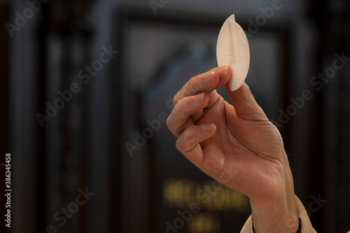 Fototapet priest hand holding consacrated host