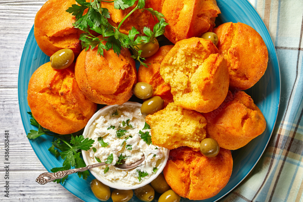 Corn muffins with cream cheese and green olives Corn muffins with cream cheese and green olives