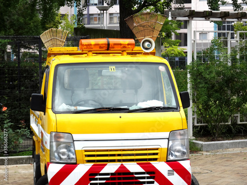 公園掃除の軽トラック