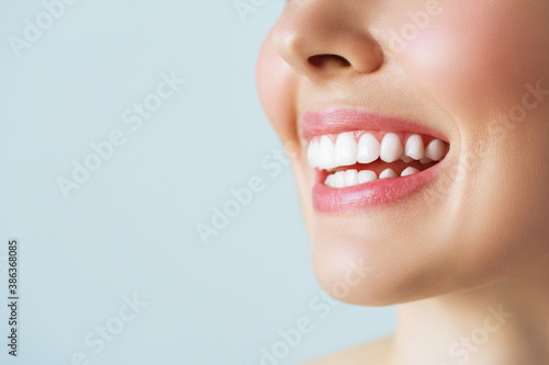 Photo Perfect healthy teeth smile of a young woman