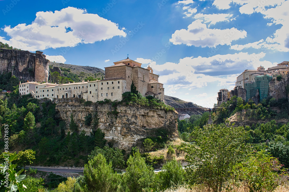 Vista alejada del Parador Nacional de Turismo en Cuenca, España. Ubicado en un antiguo convento del siglo XVI