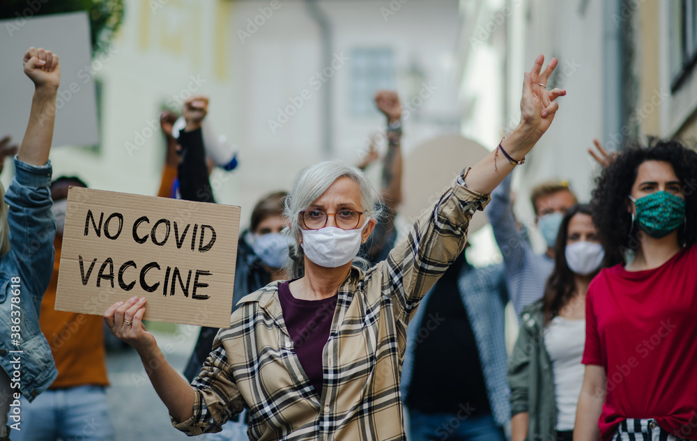 Obraz premium People with placards and posters on public demonstration, no covid vaccine and coronavirus concept.