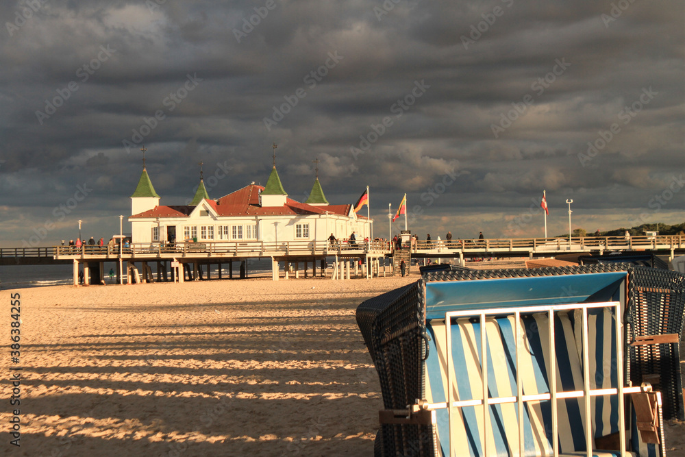 Lange Schatten am Ostseestrand; Ahlbecker Seebrücke im warmen Abendlicht