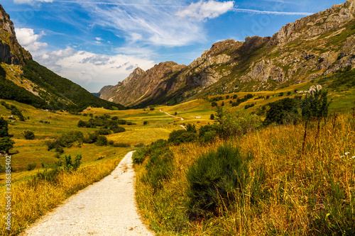 Sendero en un valle del Parque natural de Somiedo en Astúrias
