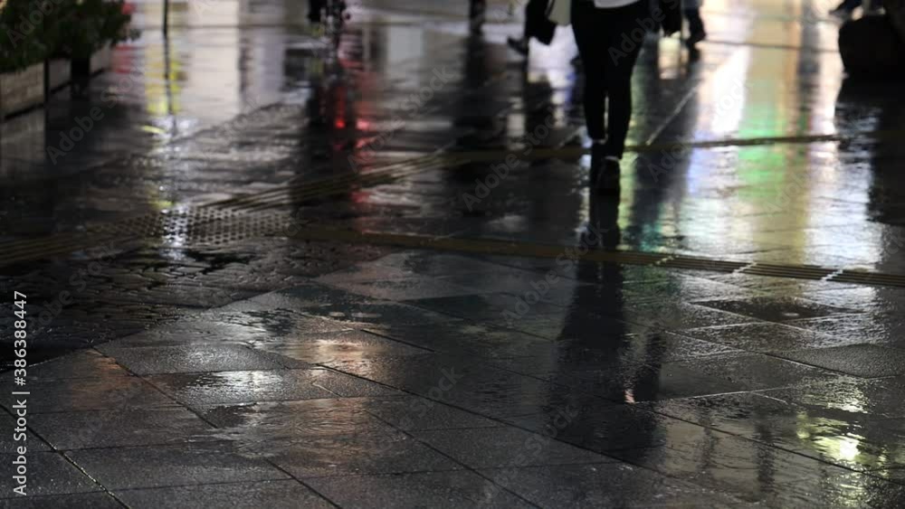 夜 雨の日 駅前 歩く人々 夜 雨の日 駅前 歩く人々