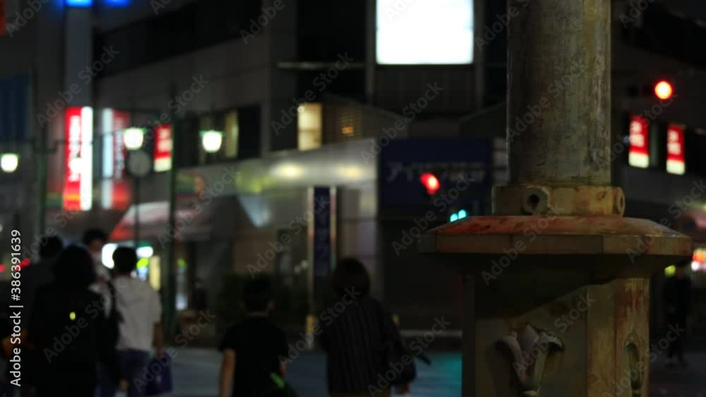 夜 雨の日 駅前 歩く人々 夜 雨の日 駅前 歩く人々