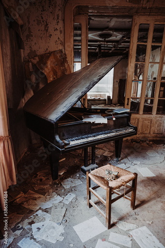 Halloween Lostplace - alte Urologen Villa mit Klavier © Sio Motion