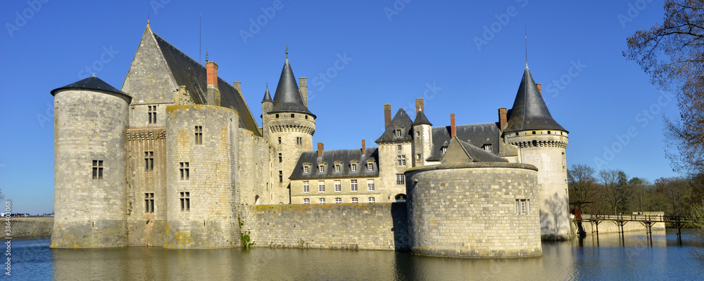 Panoramique château sur l'eau de Sully-sur-loire (45600) narcissique, Loiret en Centre-Val-de-Loire, France